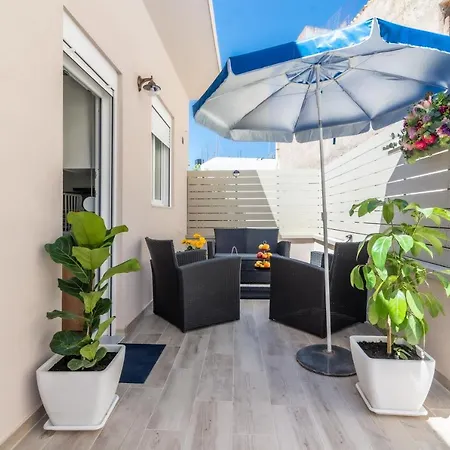 Sophia's Comfortable With A Private Backyard * Gazi